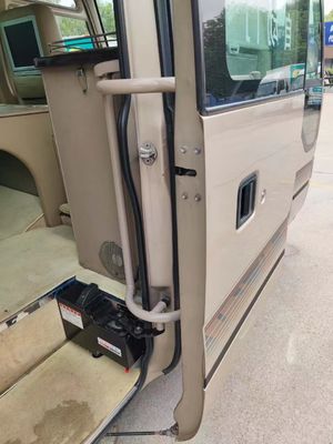 23 użytych miejsc Autobus z uszczelnionym oknem Manualna skrzynia biegów