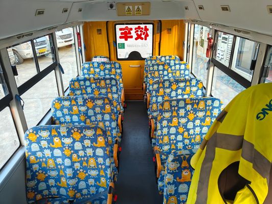 19-osobowy używany autobus przedszkolny z podnośnikiem do wózków inwalidzkich i przebiegiem 57870KM