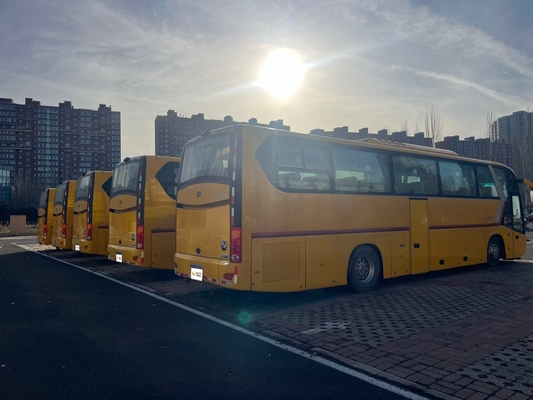 Używany żółty autobus King Long z silnikiem Yuchai o pojemności 63 miejsc i manualną skrzynią biegów