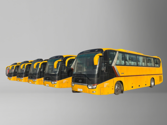 Używany żółty autobus King Long z silnikiem Yuchai o pojemności 63 miejsc i manualną skrzynią biegów