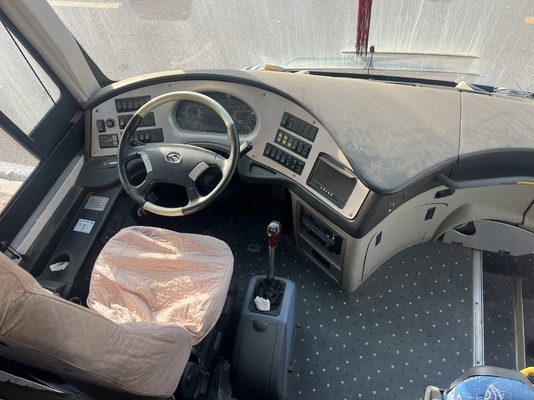 Używany żółty autobus King Long z silnikiem Yuchai o pojemności 63 miejsc i manualną skrzynią biegów
